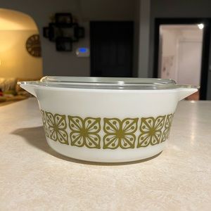 Vintage Pyrex autumn floral 2 1/2 quart with lid